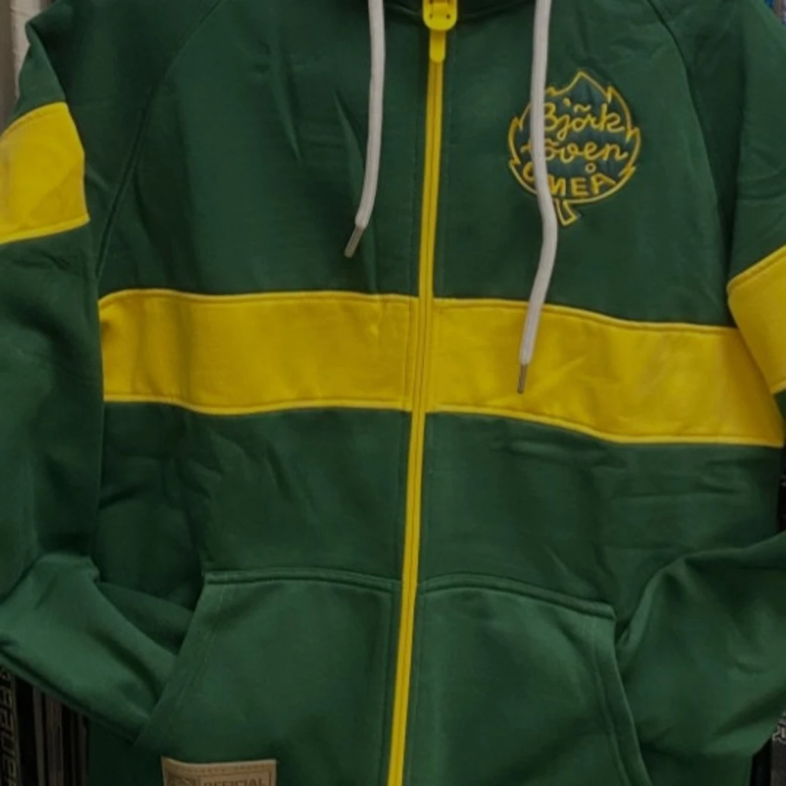 Grön och gul mössa med tofs, zip hoodie och ett stort badlakan allt för 599 kr, oanvänt!!! - 1