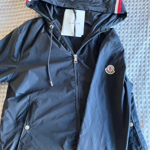 Moncler windbreaker  - En riktig fet moncler windbreaker! Den är perfekt  till våren, sommaren och hösten! Den är också väldigt eftertraktad. Storlek 2 vilket motsvarar S till M. 8/10 skick med någon liten defekt men som inte syns direkt. Nypris ligger på rund 9 tusen! NFC skan fungerar, hör av er om ni vill ha bild på det eller något annat! OBS! Om man följer iconicclothes här på Plick får man 100 kr rabbat 💯🤩👌///sweclothes Örebro 