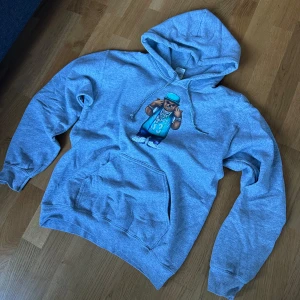 Grå fashionbear hoodie - Säljer min gamla fashionbear hoodie i väldigt bra skick. Björnen kommer hjälpa dig få massa komplimanger 😁 storlek S
