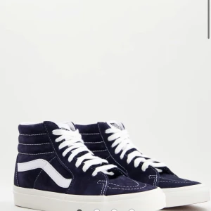 Vans skor  - Säljer mina mörkblåa höga sneakers från Vans i jättebra skick, endast använt fåtal gånger!! 