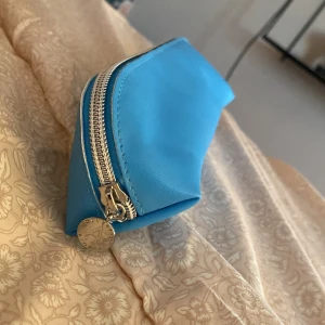 Blått Pennfack  med dragkedja - Snygg och praktisk blått penfack med en robust dragkedja. Perfekt för att hålla ordning på dina småsaker. Den har en stilren design och är lätt att ta med sig. Har använt en gång och är med villig att sänka pris❤️❤️