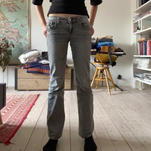 Grå jeans från gina - Snygga gråa bootcut jeans från gina!! Storlek 164, säljer då de är för små! Har en liten strechdeffekt på framsidan men inget som direkt syns när de är på!! Köpta för 360kr och tar gärna emot frågor och funderingar!!!