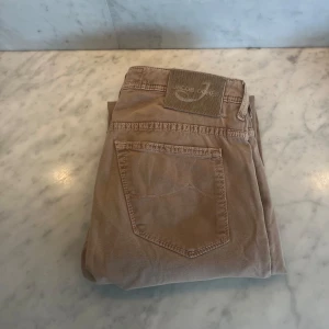 Jacob Cohën chinos  - Säljer ett par sjukt snygga beige byxor från Jacob Cohen. De är i otroligt bra skick ser knappt att de är använda, inte en enda skråma. Det är en strl 31 vilket motsvarar i storleken M ungefär, hör av dig vid frågor eller funderingar 🍾✅🥂