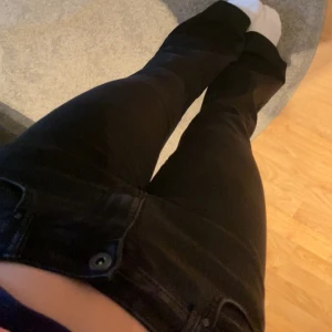 Lågmidjade svarta jeans - säljer dessa lågmidjade svarta jeans ifrån only, storlek 27/30, använda men inga defekter 