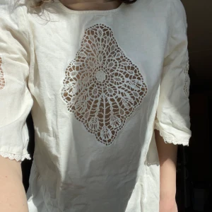 Linneklänning Klänning Mango - 100% linne.Väldigt fint skick med broderade detaljer på framsidan och på armarna. Ej genomskinlig.