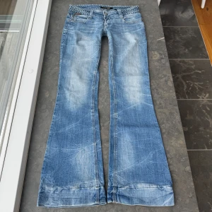 Lågmidjade jeans  - Så snygga lågmidjade jeans som tyvärr inte passar mig och har därför ingen bild på!                                       Midjemått tvärsöver: 43cm Midjehöjden: 19cm Inerbens längden: 85cm💕