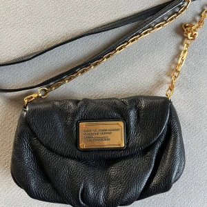 Marc Jacobs väska - Q Karlie Crossbody från Marc by Marc Jacobs, skriv för fler bilder och detaljer🥰