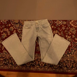 Ljusblå jeans med bootcut - Snygga ljusblå jeans med bootcut-stil. De har en klassisk femficksdesign och är perfekta för en avslappnad look. Passar bra till både sneakers och klackar. Från brandy, använda 2 gånger.