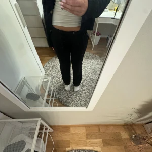 Kostymbyxor - Svarta kostymbyxor i storlek 34 från Vero Moda. Midwaist men går att vika ner till low Waist. Säljer då de inte kommer till användning. 