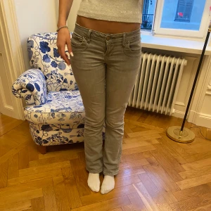 LTB jeans - Assnygga jeans som är så bekväma då de känns som typ mjukis! Såå snygga som passar till allt!!!💕 Välanvända så säljer därför för bra pris!! Nypris ligger på runt 800 kr❤️