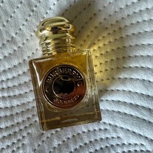 BURBERRY GODDESS parfym 30ml - Säljer denna parfym från Burberry då jag inte har fått användning för den. Luktar jättegott men är inte min typ av parfym. Kolla upp noterna om ni är nyfikna på hur den luktar. Har endast använt den 2-3 gånger, och den är mycket kvar (se bild 2) 🧡 Jättebra skick. 30 ml. Köpt för ca 700 kr.