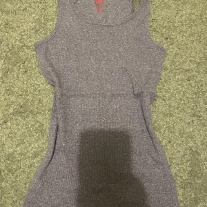 Lila ribbad linnetopp - Säljer en lila ribbad linnetopp. Perfekt för lager-på-lager eller att bära som den är. Toppen har fin färg och tight passform. Skriv vid frågor! 🤗💗