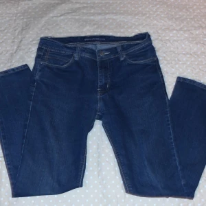 Blå jeans från Dolce & Gabbana - Snygga blå jeans från Dolce & Gabbana med klassisk femficksdesign. De har en knappgylf och subtila sömdetaljer på bakfickorna. Perfekta för en stilren look.