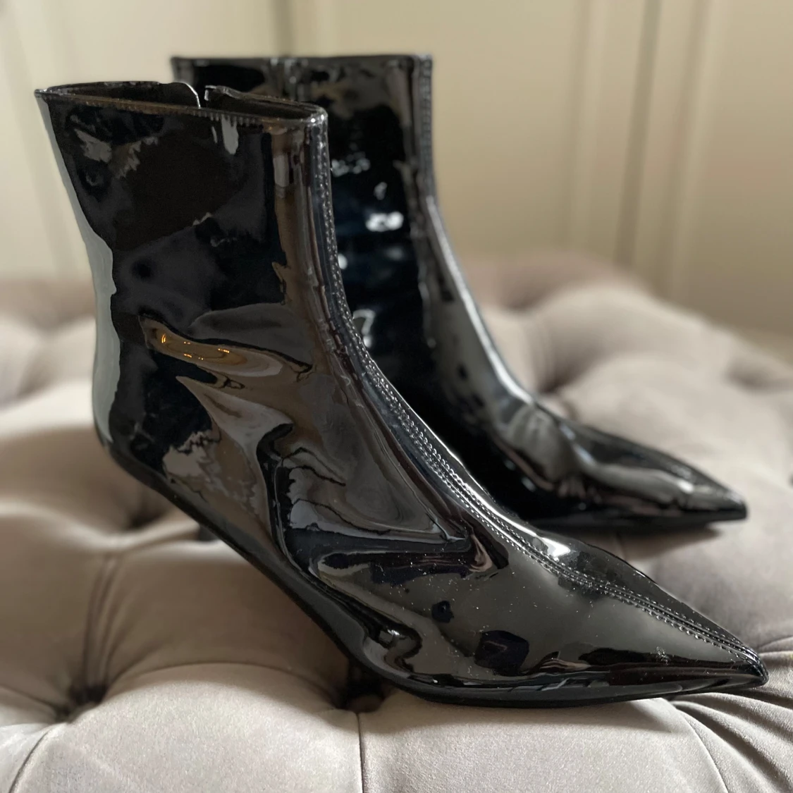 Helt nya, svarta lackade stövletter från Zara - 2