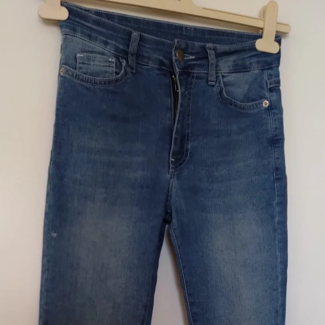 Blå jeans med broderade bakfickor - 1
