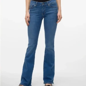 Blå bootcut jeans från Vero Moda - Snygga blå bootcut jeans från Vero Moda. I storlek 38, Dessa jeans är utsvängda i blå färg, jag har aldrig använt dom för dom är liite korta och jag är 167 ❤️