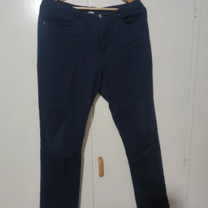Blå lågmidjade jeans  - En par jätte fina lågmidjade jeans, köpte de utomlands så storleken stämmer inte riktigt, jag som har M/L har de. De har jätte fina glitter och diamant detaljer på bakfickorna 