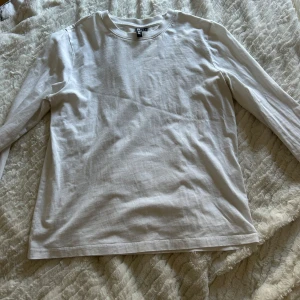Vit långärmad tröja från H&M - Säljer en klassisk vit långärmad tröja från H&M. Perfekt för lager-på-lager eller att bära som den är. Enkel och stilren design som passar till det mesta. 🕊️