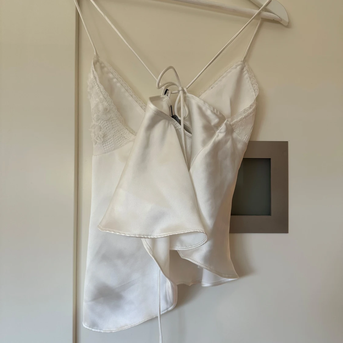 Vit satinlinne med spetsdetaljer från ZARA - 2