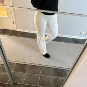 Vita jeans från Gina Tricot - Säljer ett par vita jeansbyxor från Gina Tricot i klassisk rak modell. Byxorna sitter jättefint på! Perfekt färg till sommaren ☀️ mycket fint skick