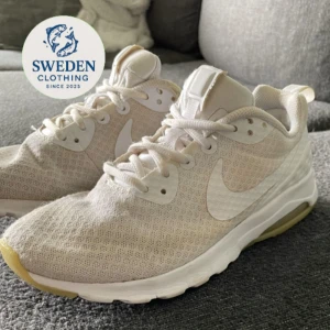 Vita Nike Air sneakers - Säljer ett par vita Nike Air sneakers i storlek 38,5 väldigt sköna och bra kvalitet. Skriv meddelande vid minsta lilla fråga. Pris kan diskuteras!