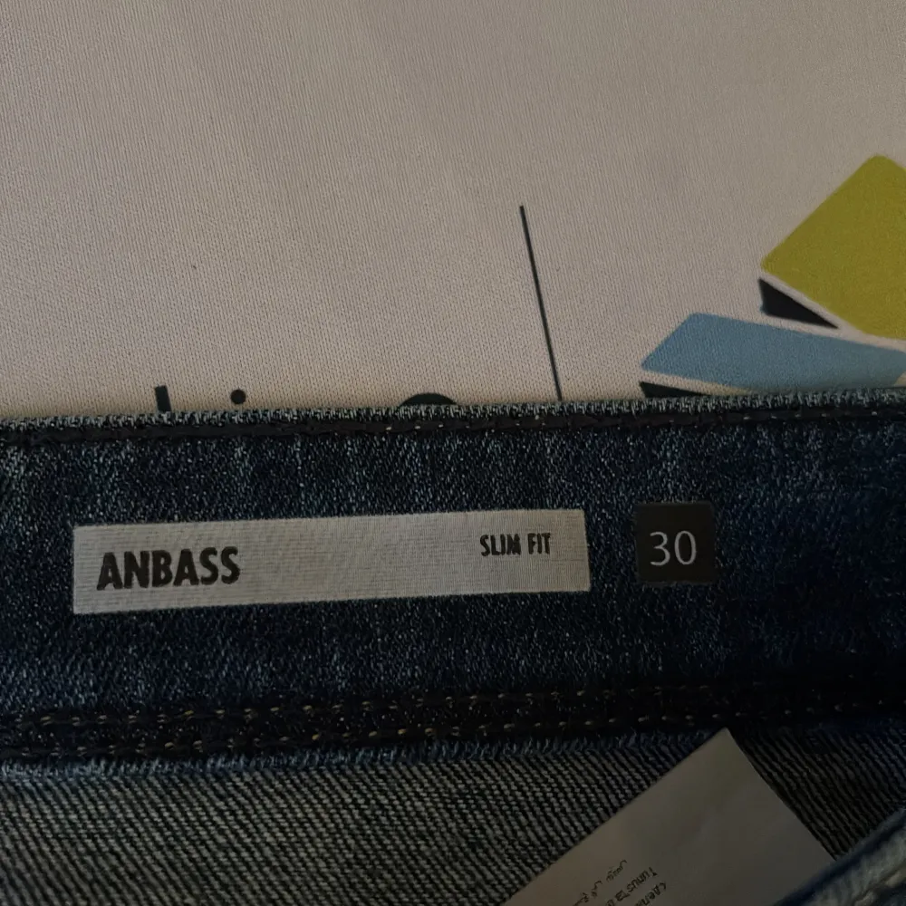 Säljer ett par blå Replay Anbass jeans i slim fit med klassisk femficksdesign och snygga slitningar. Jeansen har dragkedja, läderpatch bak och är tillverkade i stretchigt denim för extra komfort. Midjemått W30.. Farkut & Housut.