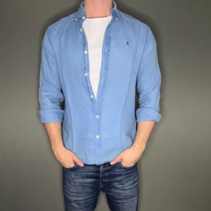 Morris linne skjorta - Hej säljer nu min fina Morris linne skjorta i storlek S. Den är i bra skick och kommer vara otroligt snygg nu i vår och framåt sommaren. Nypris cirka 1500kr! Vi kommer att sälja liknande produkter nu i vår och närmare sommar så glöm inte följa profilen!🌊🍾