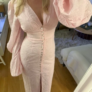 Rosa Positano klänning Adoore - Helt ny Adoore klänning. Den slutsålda Rosa Positano klänningen. Lappar kvar.