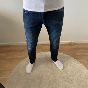 Jack & Jones jeans - Riktigt snygga och trendiga Jack & Jones Slim Glenn jeans i en slim fit passform. | Storlek: W31/L32. Skriv vid frågor!✅