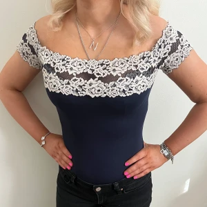 Intimissimi body - Intimissimi body i spets och det populära prettyflowers mönstret, storlek M men passar S. denna är nästan omöjlig att få tag i då den inte längre säljs någonstans🌸💘Ny med prislapp, 499kr