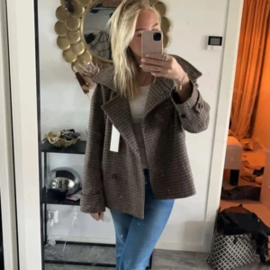 Arket kappa - Snygg brunrutig kappa från arket. Perfekt för höst och vår. Sparsamt använd 