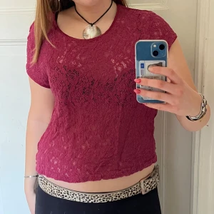 Rosa spetsblus - Snygg rosa blus med spetsdetaljer och korta ärmar. Blusen har en dragkedja i ryggen och en rund halsringning. Perfekt för en våren!🤗