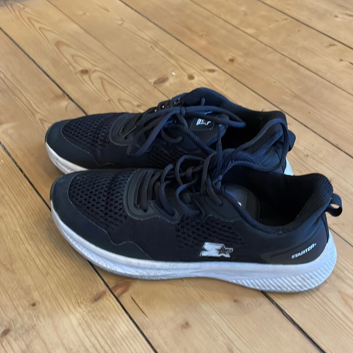 Svarta sneakers med vit sula - 3
