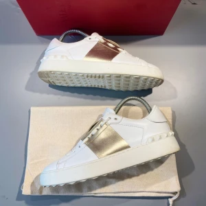 Valentino Skor - Hej! Säljer nu mina skor från märket Valentino, storlek 38, väldigt bra skick, givetvis äkta. Tveka inte på att höra av dig om du har frågor eller funderingar kring skorna! 