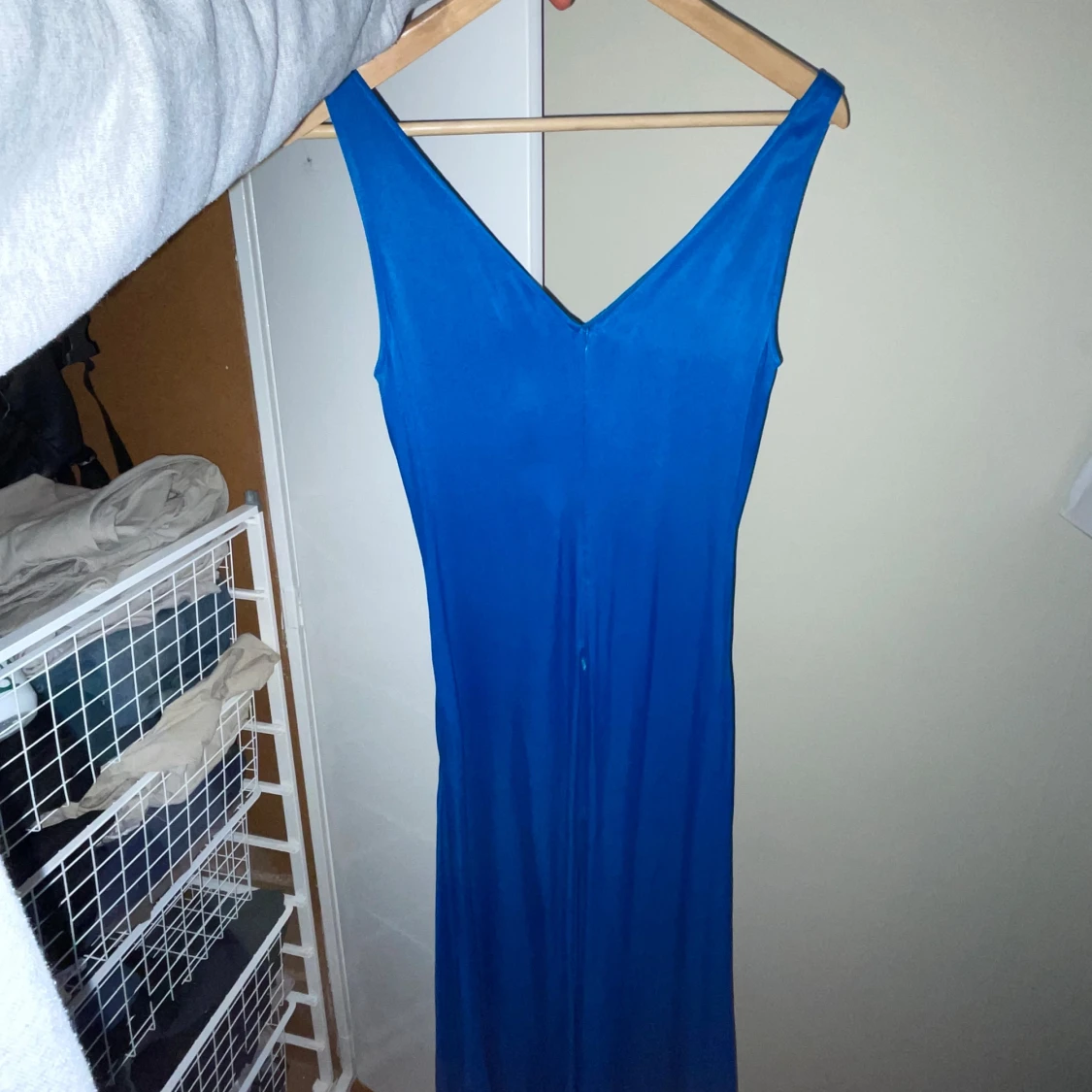 Blå långklänning med v-ringning - 1