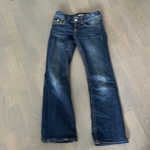 Mörkblå jeans från Gina Tricot - Mörkblå jeans från Gina Tricot med två knappar 
