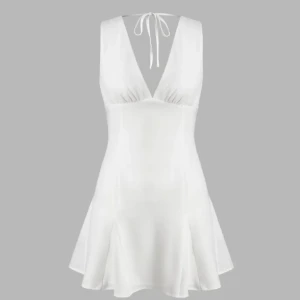 Vit kort klänning - Säljer den här fina vita korta klänningen från Cider i storlek S som enbart använts en gång och därmed är i mycket bra skick! Den är V-ringad och har ett snöre man knyter i nacken. Väldigt fin modell. Perfekt till studenten/konfirmationen eller sommaren. Skriv om ni har frågor🩷