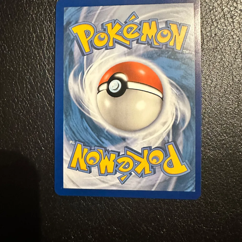 Säljer ett holografiskt Mewtwo VSTAR-kort från Pokémon TCG med 280 HP. Kortet har färgglad design med Mewtwo i fokus och attacker som Psy Purge och Star Raid. Perfekt för samlare eller spelare som vill stärka sin lek.. Muu.