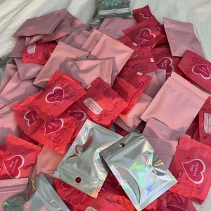 Pärlor mistery bag  - Hjälper min tjej. Du väljer en färg, får du färgen får du en extra påse pärlor gratis. En påse kostar 10kr, en påse innehåller mellan 10-30 pärlor beroende på storlek. Skriv privat hur många påsar du vill köpa.