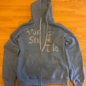 Ljusblå rhinestone hoodie  - Säljer en ljusblå rhinestone hoodie i storlek M. Alla stenar sitter på.