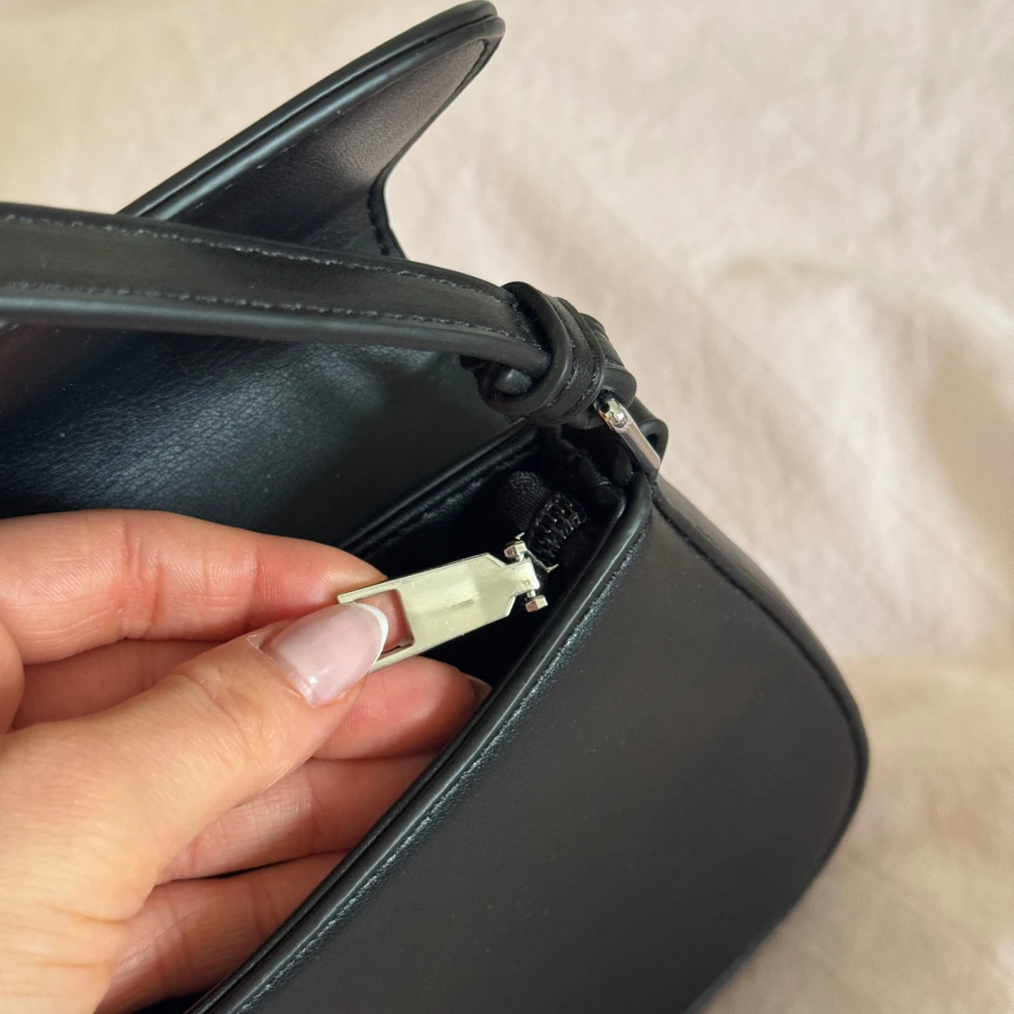 Svart axelväska  - 4