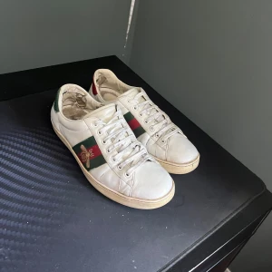 GG SKOR - Säljer nu ett par sjukt feta GG ace skor, skulle själv säga att dom är i sjukt bra skick men man bedömer skicket självklart själv efterbildern, og dustbag! Defekter syns på bilderna,Skriv vid minsta funderingar, perfekt skorna du till sommaren även väldigt populära nu🌟