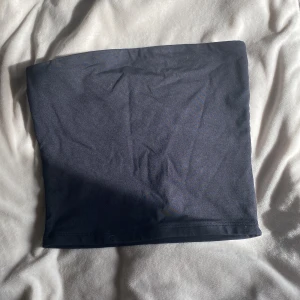 Tub topp - Snygg svart tub topp från Bershka! Endast testad så väldigt bra skick💞