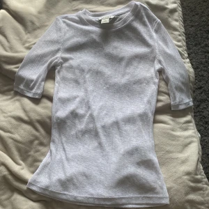 Vit ribbad topp från A.P.C. - Snygg lite genomskinlig vit T- shirt från Monki!💞 använd nån enstaka gång så väldigt bra skick!