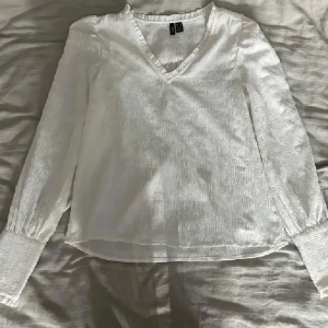 Vero Moda blus - Säljer den här blusen från vero Moda ❤️ena knappen längst ner saknas men inget man tänker på, därav priset 