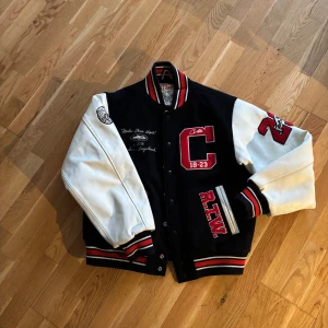 Corteiz Varsity Jacka - Storlek M, bra kvalité perfekt skick. Köpt från corteiz hemsida så kvitto finns kvar. TTS