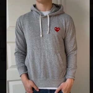 CDG play HOODIE nyskick - 10/10 skick || jätte najs passform || Modellen är 180 cm och 72 kg då jag rekommenderar för mindre, passar perfekt för runt 175|| Kom med frågor! 