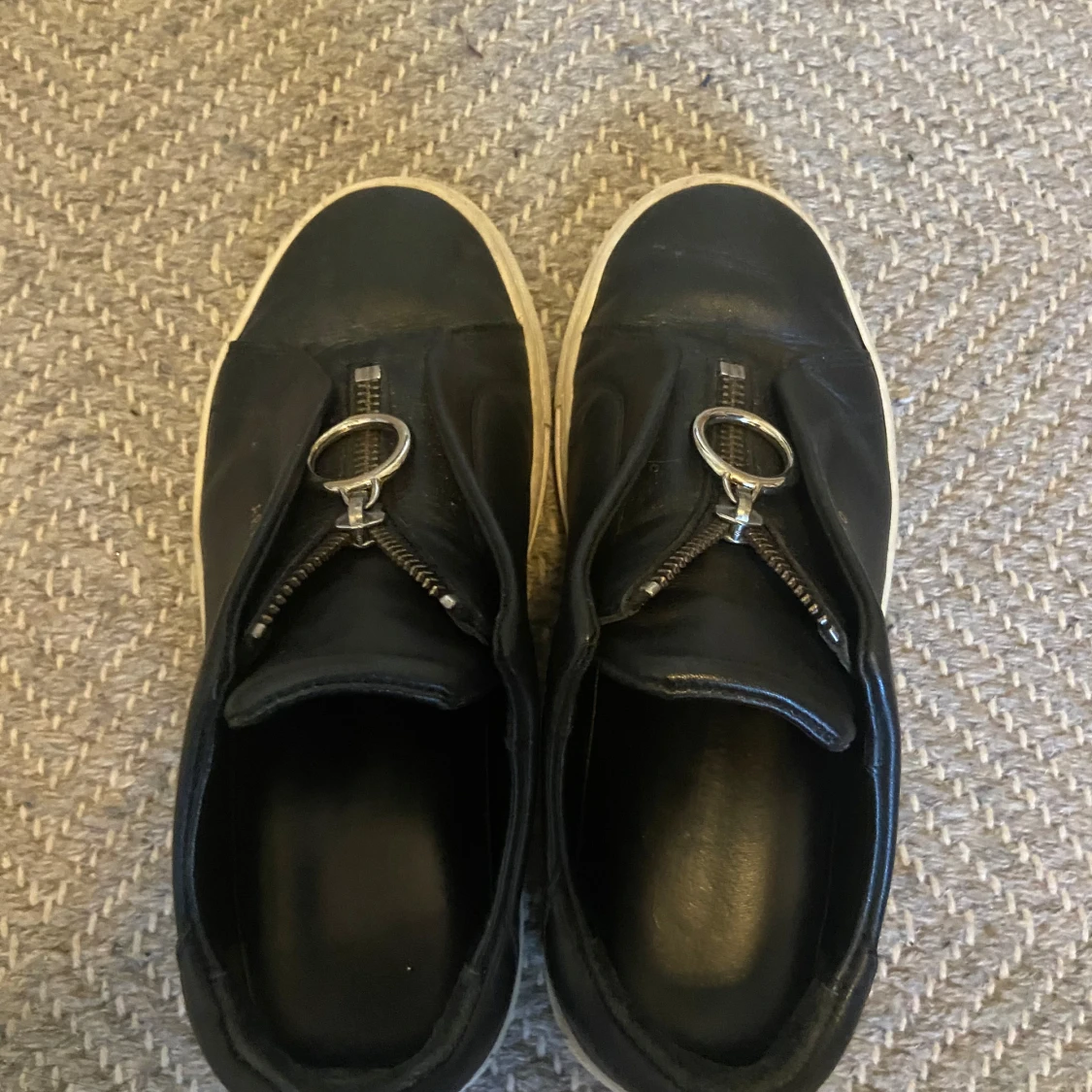 Svarta sneakers från Axel Arigato med dragkedja - 2