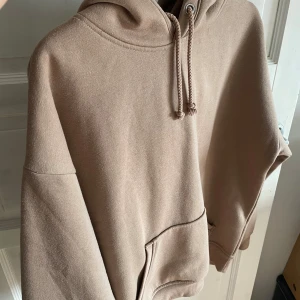 Beige hoodie från BikBok - Säljer en beige/ljus brun hoodie från BikBok i storlek S. Säljer då jag bara har använt den 2-3 gånger! 💕