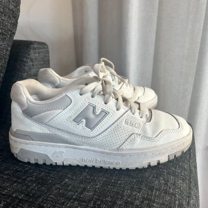 Vita New Balance 550 sneakers - Säljer ett par vita New Balance 550 sneakers med grå detaljer. Dem är i mycket bra skick, då jag inte använt dem alls mycket!!🤍🤍